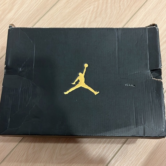 BNIB Jordan 1 Mid Chicago Black Toe (GS) - Picture 2 of 4